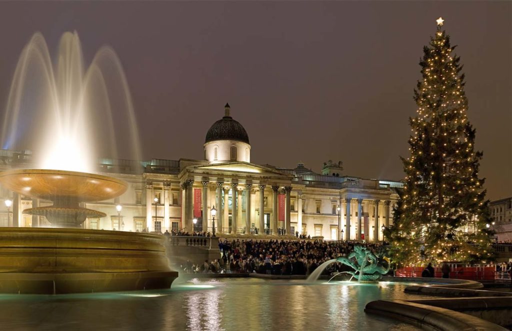 Sapin et chants de Noël sur le Trafalgar Square à Londres